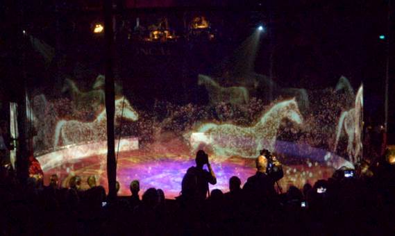 Optoma sort le grand jeu pour un cirque avec cette œuvre holographique spectaculaire