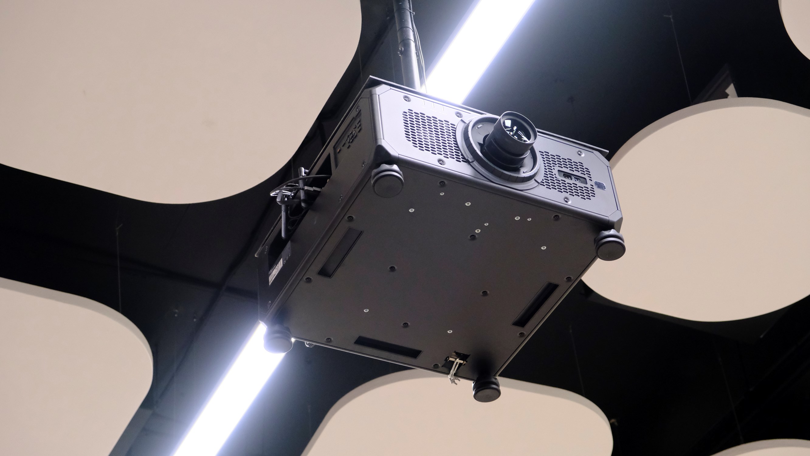 INTÉGRATION AUDIOVISUELLE POUR UN CENTRE DE FORMATION D'ENTREPRISE DE 210 PLACES ÉQUIPÉ DU PROJECTEUR PROAV LE PLUS PUISSANT D'OPTOMA