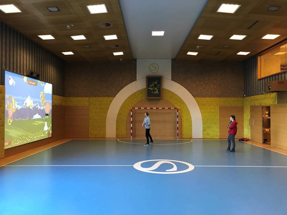 LE PROJECTEUR OPTOMA ZU660E TRANSFORME UNE SALLE DE SPORT EN UN ESPACE INTERACTIF