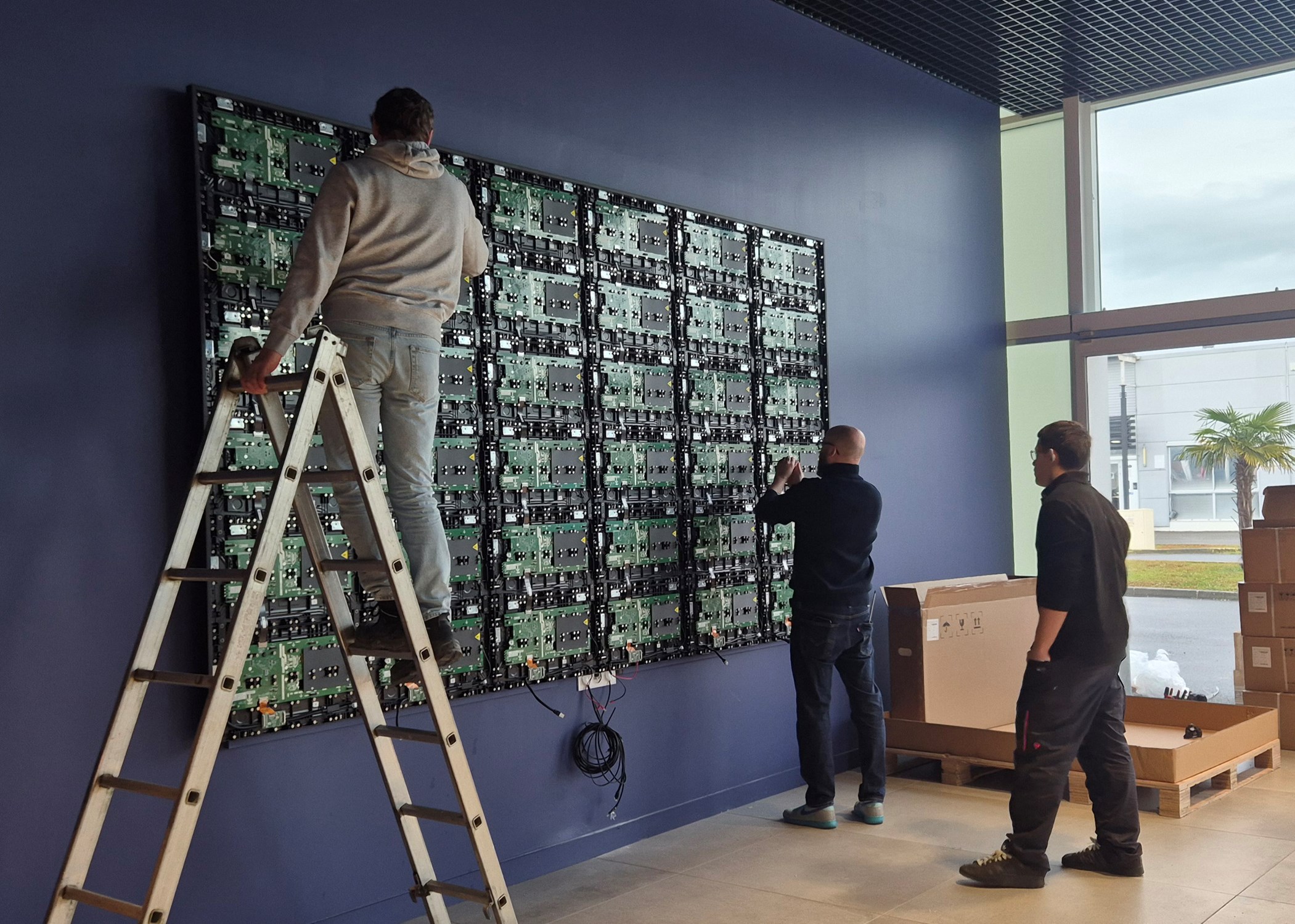 Une expérience visuelle immersive pour dynamiser le showroom BMW Pau Lescar