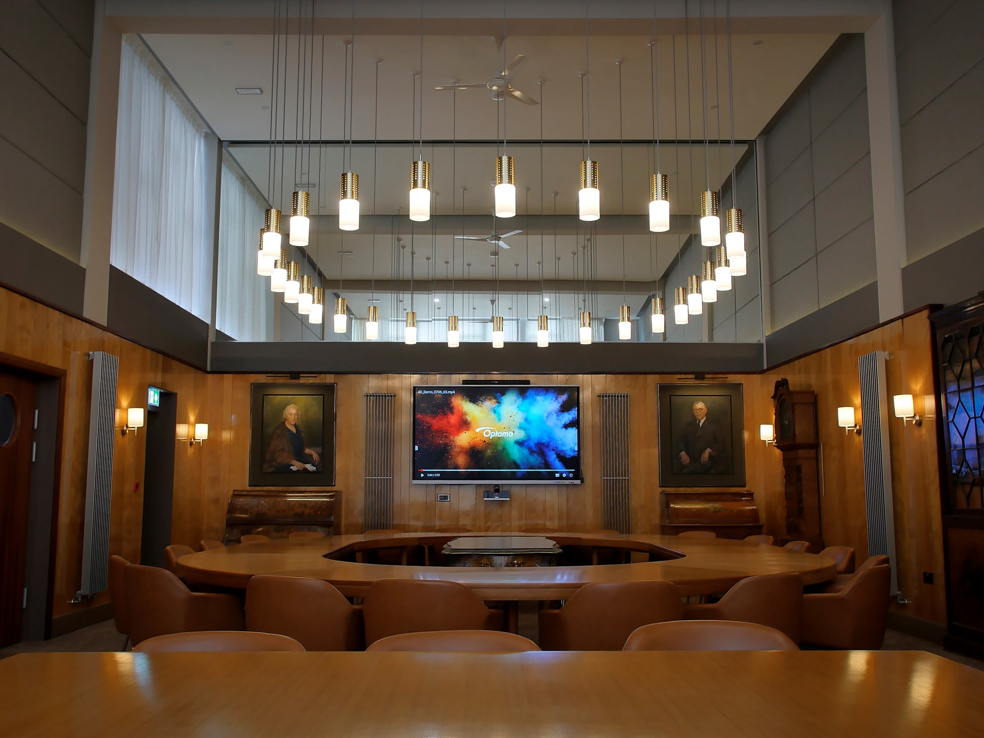 Les écrans numériques interactifs Optoma s'intègrent parfaitement dans les salles de réunion des années 1960