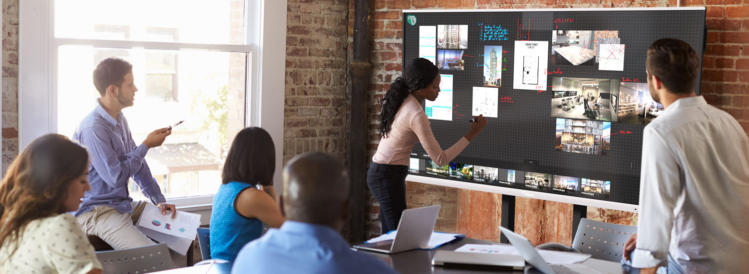 Transformez vos réunions – une personne collaborant avec des collègues de travail en utilisant Reactiv Suite et un ENI Optoma 